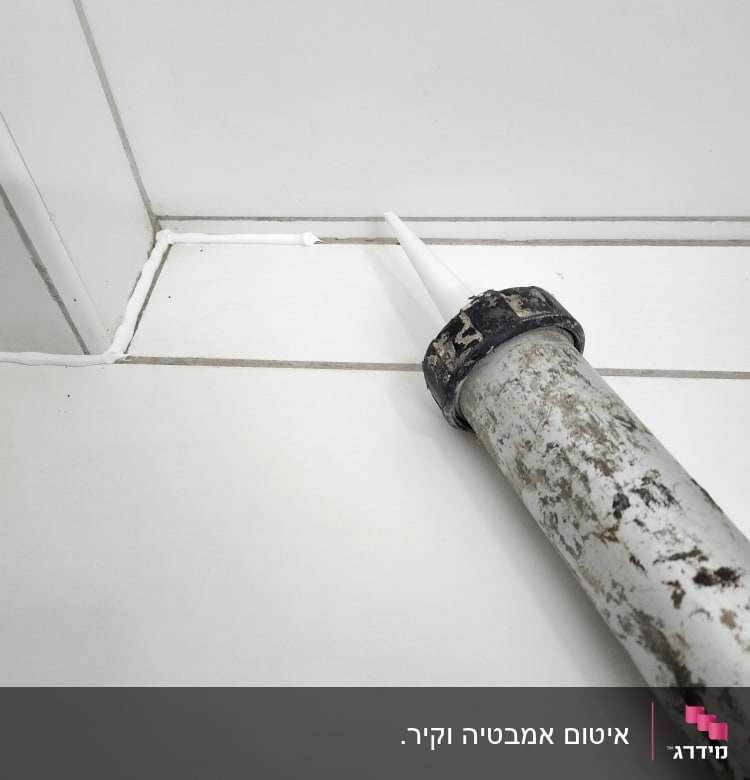 אקדח סיליקון לבן על פינה אטומה